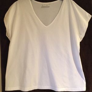 NEVER WORN Avenue V neck tee with cap sleeves!